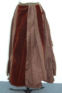 棕色连衣裙（裙子和小夹克），c.1875（丝缎）（另见 3700630） 作者 英语学校
