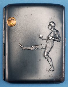 香烟盒与足球运动员将金球踢向空中。 c.1880（金属） 作者 英语学校
