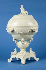 在立场上的Cocklepot，Leeds，c.1790（creamware） 作者 英语学校
