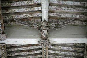 描绘了一个在教堂中殿雕刻的木制天使的视图 作者 英语学校