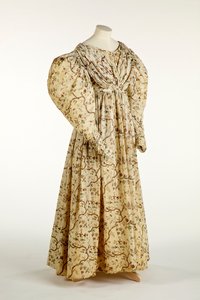 连衣裙印有花朵和树枝设计的奶油色织物，编织网格图案，c.1830-35（棉） 作者 英语学校
