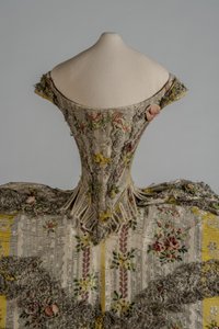 Fashion doll’s mantua (bodice) 作者 英语学校