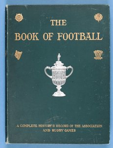 “足球之书”的封面。 1905年协会和橄榄球比赛的完整历史和记录 作者 英语学校