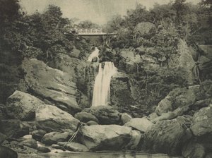 因弗斯奈德瀑布，洛蒙德湖（chromolitho）。 作者 英语学校