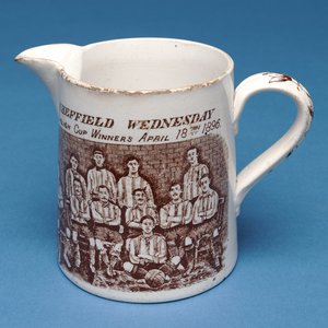 Jug装饰着谢菲尔德星期三队，1896年（陶瓷） 作者 英语学校