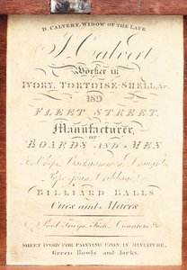 贴在一套英国 "卡尔弗特 "图案象牙车制棋盒上的标签，约 1826-50 年（印刷品） 作者 英语学校