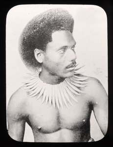 魔术灯笼幻灯片显示传统服装c.1900的斐济酋长 作者 英语学校
