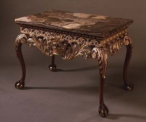 大理石顶的桌子，带球爪脚，约1720年（包裹鎏金和大理石 作者 英语学校