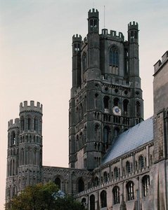 八角塔，建于1322年(照片) 作者 英语学校