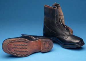 一对Holdfast Miners Boots，20世纪初（皮革） 作者 英语学校