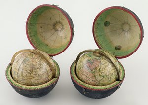 一对口袋地球仪，由牛顿和儿子制造，1830年（纸箱皮埃尔，黄铜，纸和模拟黑色皮革）