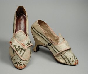一对女人的鞋子，约1780年（锦缎塔夫绸，皮革，亚麻）。 作者 英语学校
