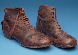 一双棕色靴子，19世纪末（皮革） 作者 英语学校