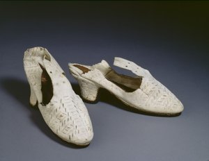 一双白色鞋子，1590年代（绒面革） 作者 英语学校
