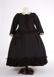 Queen Victorias连衣裙，1890年代（丝绸和网） 作者 英语学校