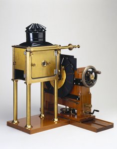 由Eadweard Muybridge（1830-1904）1880（木头）设计的zoopraxiscope复制品（另见3607）