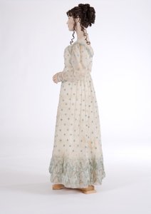 日间连衣裙的侧视图，c.1815（绣有蓝色羊毛的棉布平纹细布） 作者 英语学校