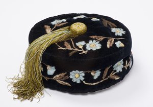 Smoking cap, c.1880 (embroidered velvet lined with machine-quilted silk) 作者 英语学校