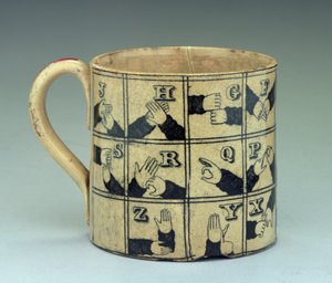 斯塔福德郡杯子描绘在手语的字母表，c.1820（陶器） 作者 英语学校