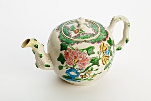 斯塔福德郡茶壶装饰着菊花，1760年（盐釉陶器） 作者 英语学校