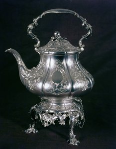 茶壶和水壶与灯架和燃烧器由Messrs.Barnard，伦敦，1852年（银）