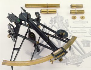 十英寸六分仪，可能由乔治亚当斯（1750-95）签署，由经销商William Healer（1763-1815）签署（黄铜原始氧化处理）