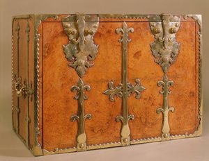 带鎏金青铜支架的旅行箱，约1700年（胡桃木）。 作者 英语学校