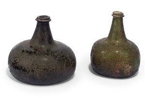 两个绿色的“洋葱”葡萄酒瓶，约1700年 作者 英语学校