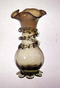 花瓶与应用和钳制的装饰，19世纪末（凡士林玻璃 作者 英语学校