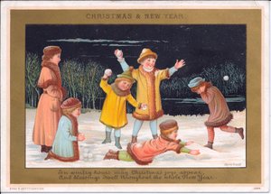 维多利亚时代的圣诞和新年卡，孩子们在雪地上玩耍并扔雪球，约1880年（彩色平印）。 作者 英语学校