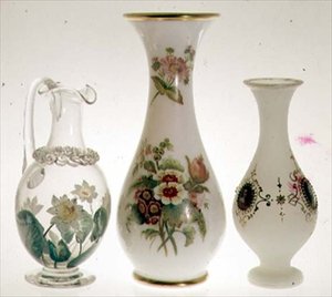 水壶，用陶瓷颜料装饰的睡莲，由Henry G. Richardson制作，19世纪中期；两个由Henry G. Richardson制作的乳白色玻璃花瓶，19世纪末；乳白色玻璃花瓶，有珐琅画，19世纪末（玻璃 作者 英语学校