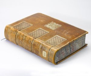 滑铁卢奖章卷，约 1815 年（皮革装订的纸本钢笔和墨水） 作者 英语学校