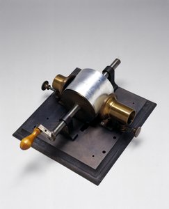 第一部留声机的复制品，由Thomas Alva Edison（1847-1931）于1877年发明（金属）（另见2341） 作者 英语学校英语学校