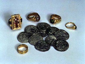 来自Thame Hoard的戒指和在Thame河发现的十个银色碎粒，终止日期为1457年 作者 英语学校英语学校