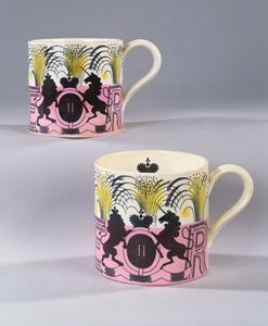 一对纪念女王伊丽莎白二世，下加冕礼的楔木杯，1953年 作者 埃里克·拉维鲁（Eric Ravilious）