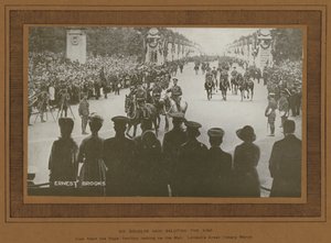 1919年伦敦的胜利庆典，道格拉斯-海格爵士向国王致敬（黑白照片）。