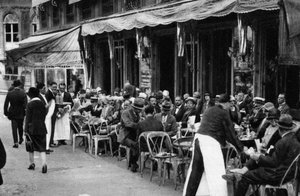 1931年，一家巴黎人行道咖啡馆的人们 作者 欧内斯特·弗拉马里翁