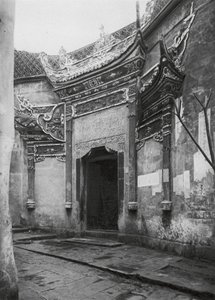 四川重庆府，小巷中的屋门，釉瓷装饰（黑白照片） 作者 恩斯特·波尔施曼