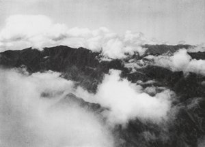 华山，排云，神祠，白云绕神山（黑白照片） 作者 恩斯特·波尔施曼