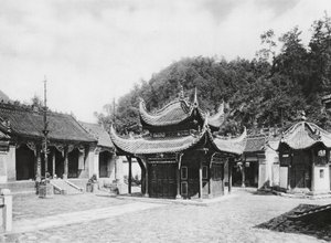神祠庙台子，寺院主院（黑白照片）