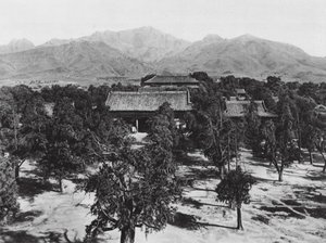 山东泰安府泰庙，北眺泰山圣境大庙（黑白照片） 作者 恩斯特·波尔施曼