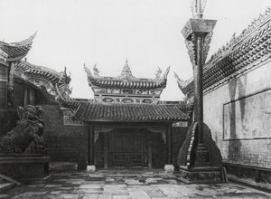 四川梓里，山西会馆，带侧门和旗杆的山西会馆内庭（黑白照片）