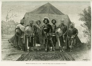 埃塞俄比亚梅内利克二世亲王（1844-1913）的肖像，周围有他的将军们。隆贾特根据照片绘制的版画，用于说明《乔亚之旅》（Abyssinie meridionale）的故事。