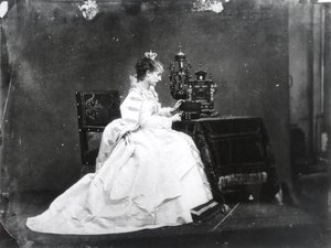 萨拉-伯恩哈特（1844-1923）在维克多-雨果（1802-85）的《鲁伊-布拉斯》中扮演玛丽-德-诺伊堡，约1872年（黑白照片）。 作者 艾蒂安·卡加特