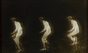 男子骑自行车
