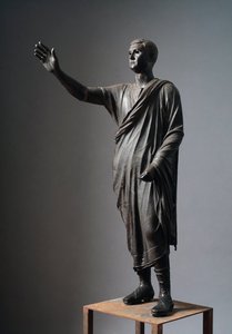 Aule Metele（演说家），罗马演说家-伊特鲁里亚青铜雕塑，高：179厘米，约公元前90-70年，来自意大利皮拉-伊特鲁里亚文明。"佩鲁贾的行政长官奥卢斯-梅特莱说演说家或Arringatore" 青铜雕塑 作者 伊特鲁里亚语