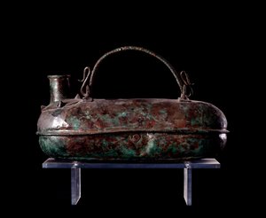 伊特鲁里亚文明：公元前680年至670年，位于武尔奇（Vulci）的古铜色夏尔陵墓中的青铜马斯克 作者 伊特鲁里亚语