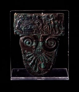 伊特鲁里亚文明：提及特洛伊罗斯（Troilus）神话的铜牌，公元前520年（伊特鲁里亚艺术：提及特洛伊罗斯神话的铜牌，公元前520年） Dim 15x11,7 cm Florence, Museo Archeologico, inv 63588 - 伊特鲁里亚艺术：提及特洛伊的铜牌 作者 伊特鲁里亚语