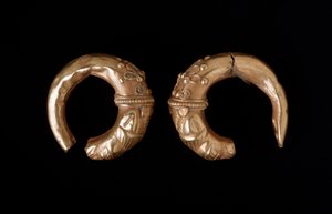 金色耳环，公元前450-400年 作者 伊特鲁里亚语