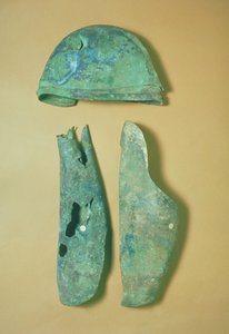 头盔和护胫，Italo-Etruscan，公元前5世纪初（青铜）